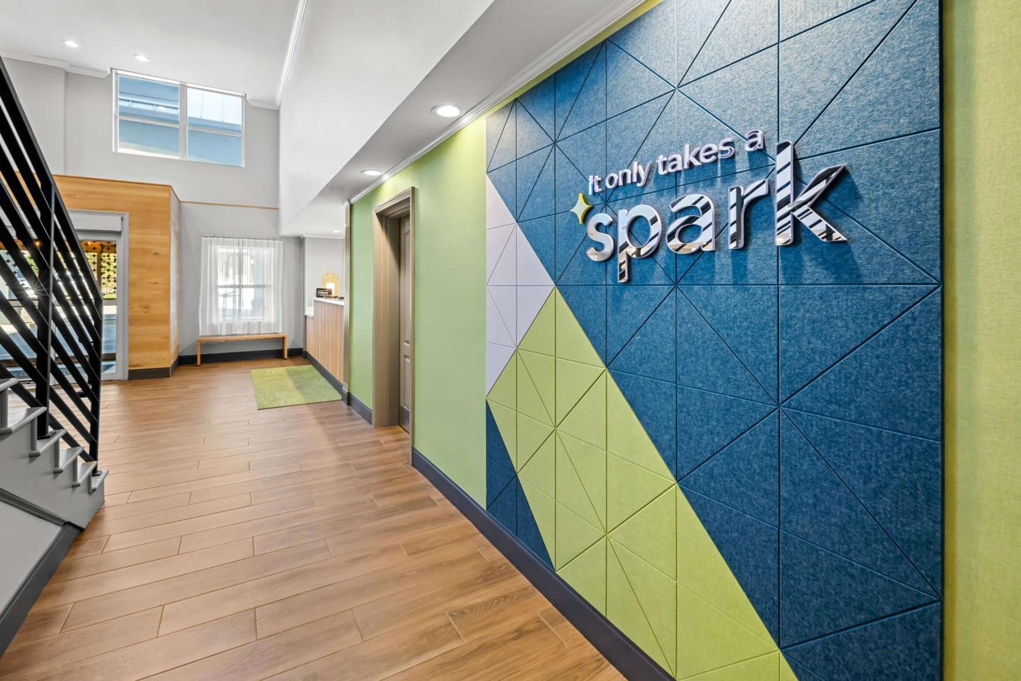 Spark By Hilton Удбридж Екстериор снимка
